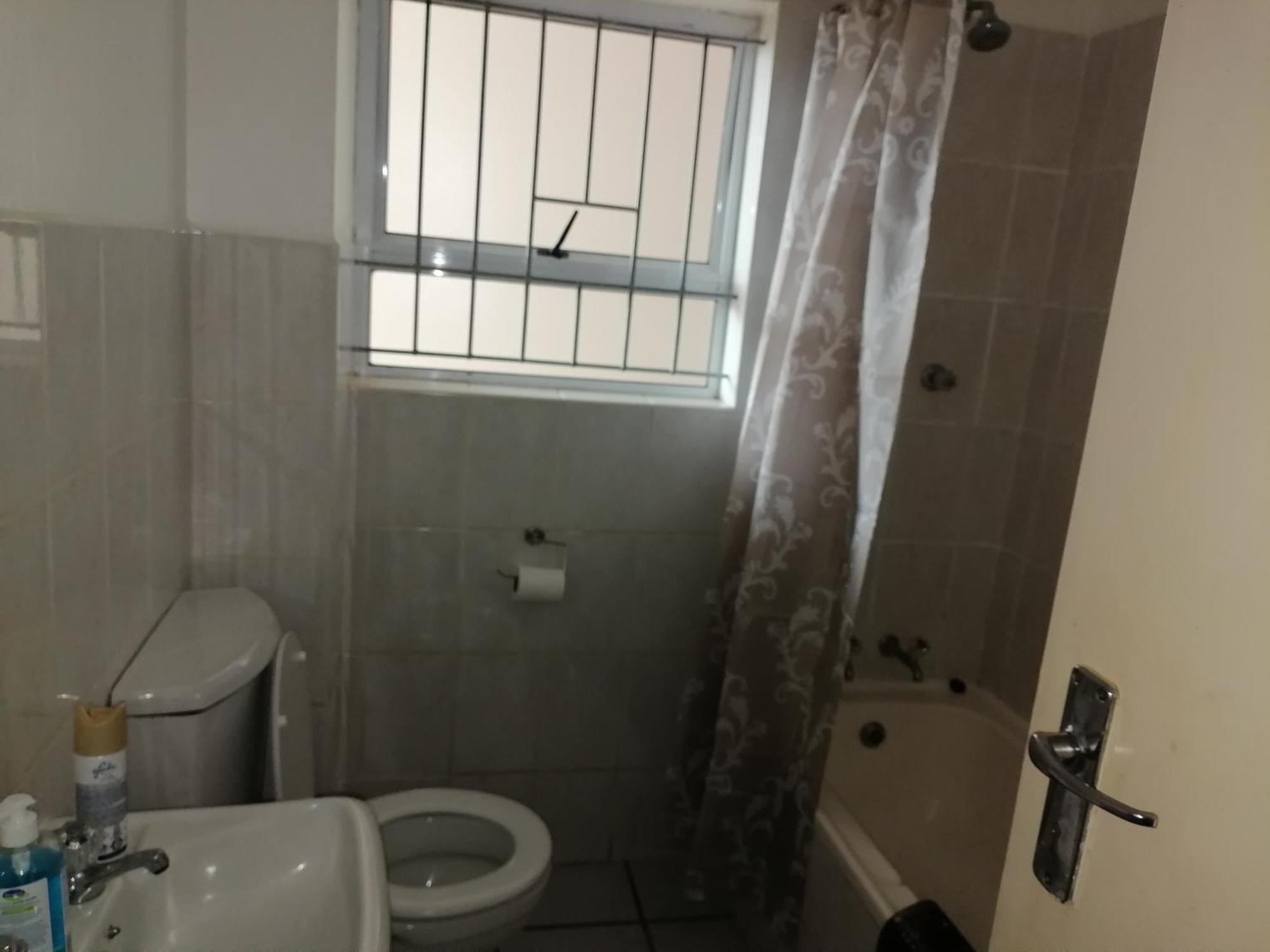 15 Uvongo Square Appartement *