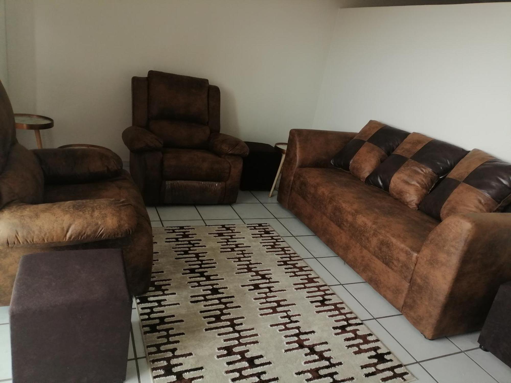 15 Uvongo Square Appartement *